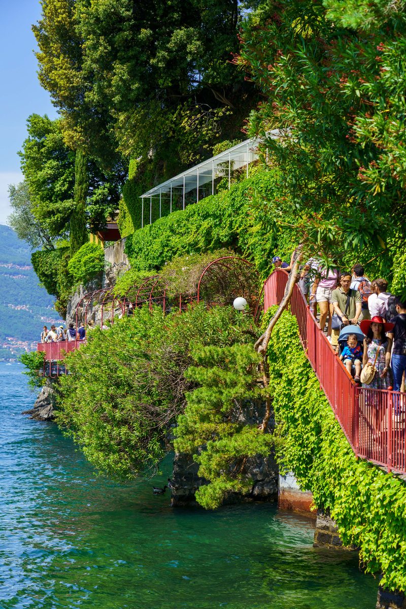 The red-railed lakeside walkway in Varenna