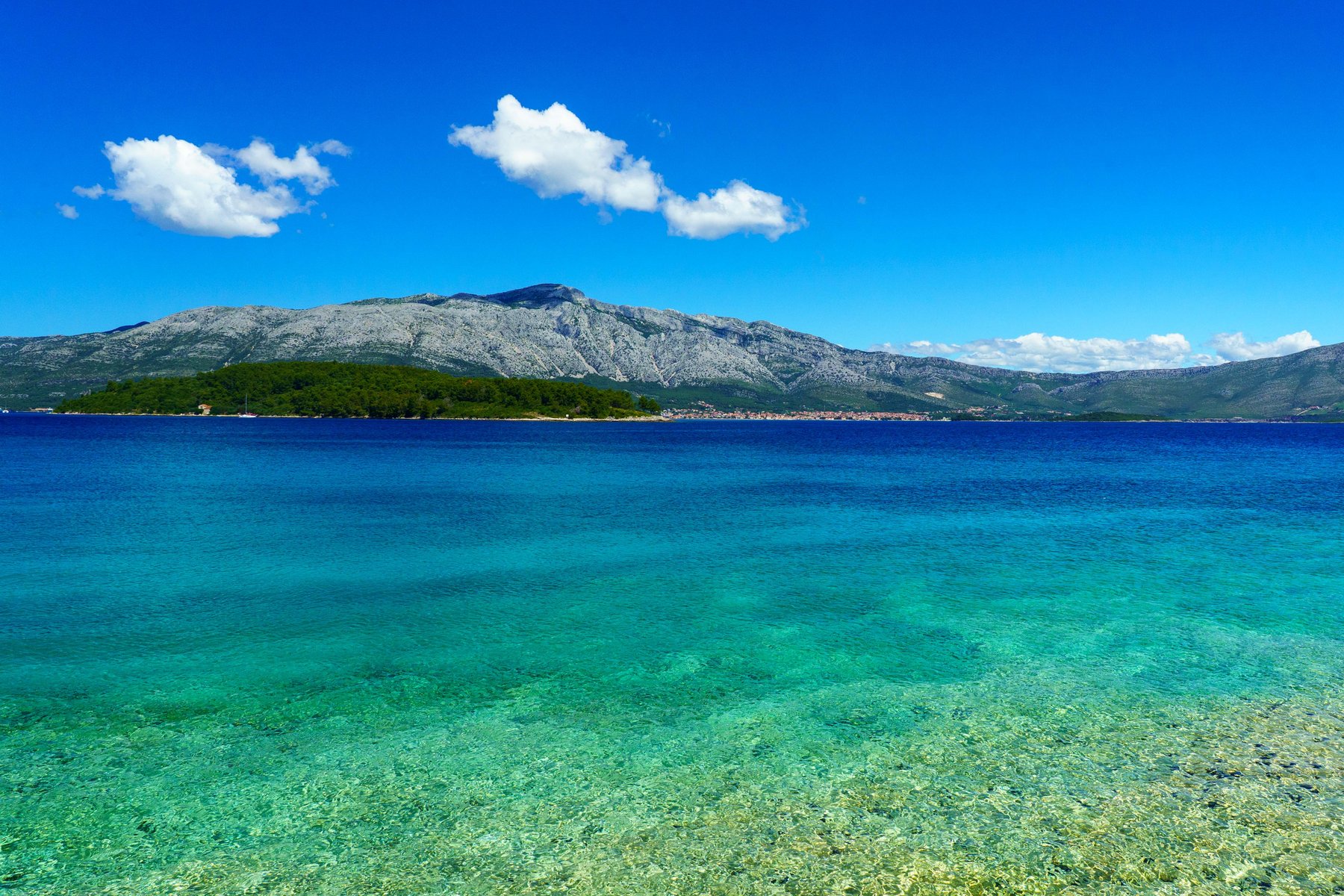 Turquoise water near Prvi Žal beach in Lumbarda