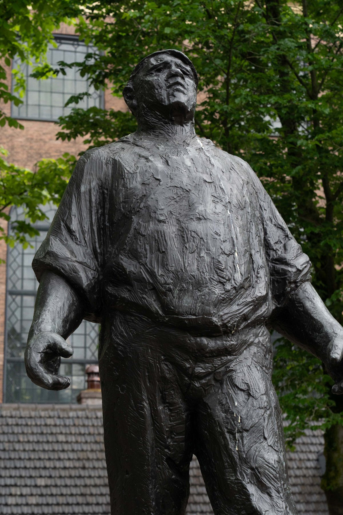 The bronze Dockworker statue at Jonas Daniël Meijerplein