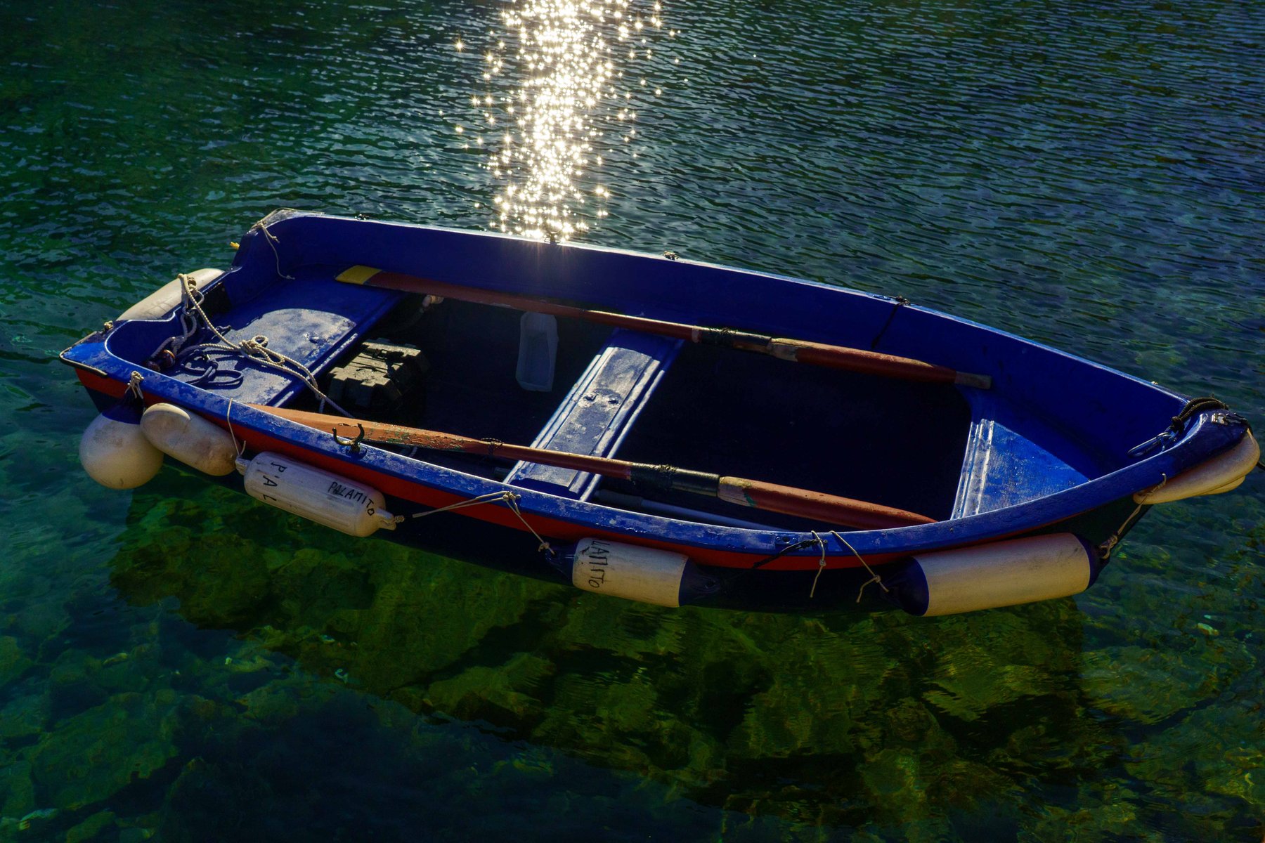 A small dinghy adrift in the water at Vernazza