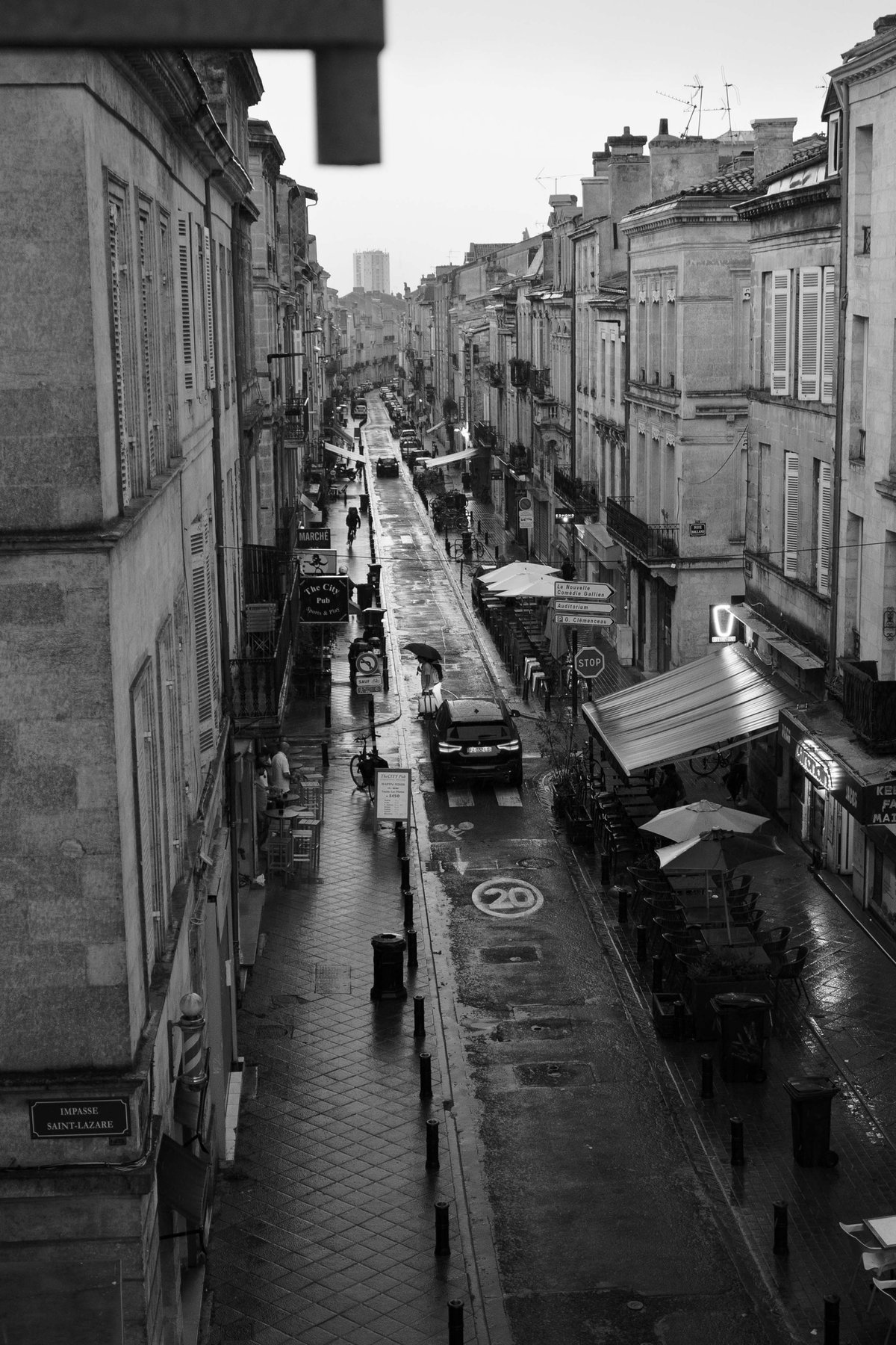 A rainy evening on a quiet street near the Impasse Saint-Lazare in Bordeaux