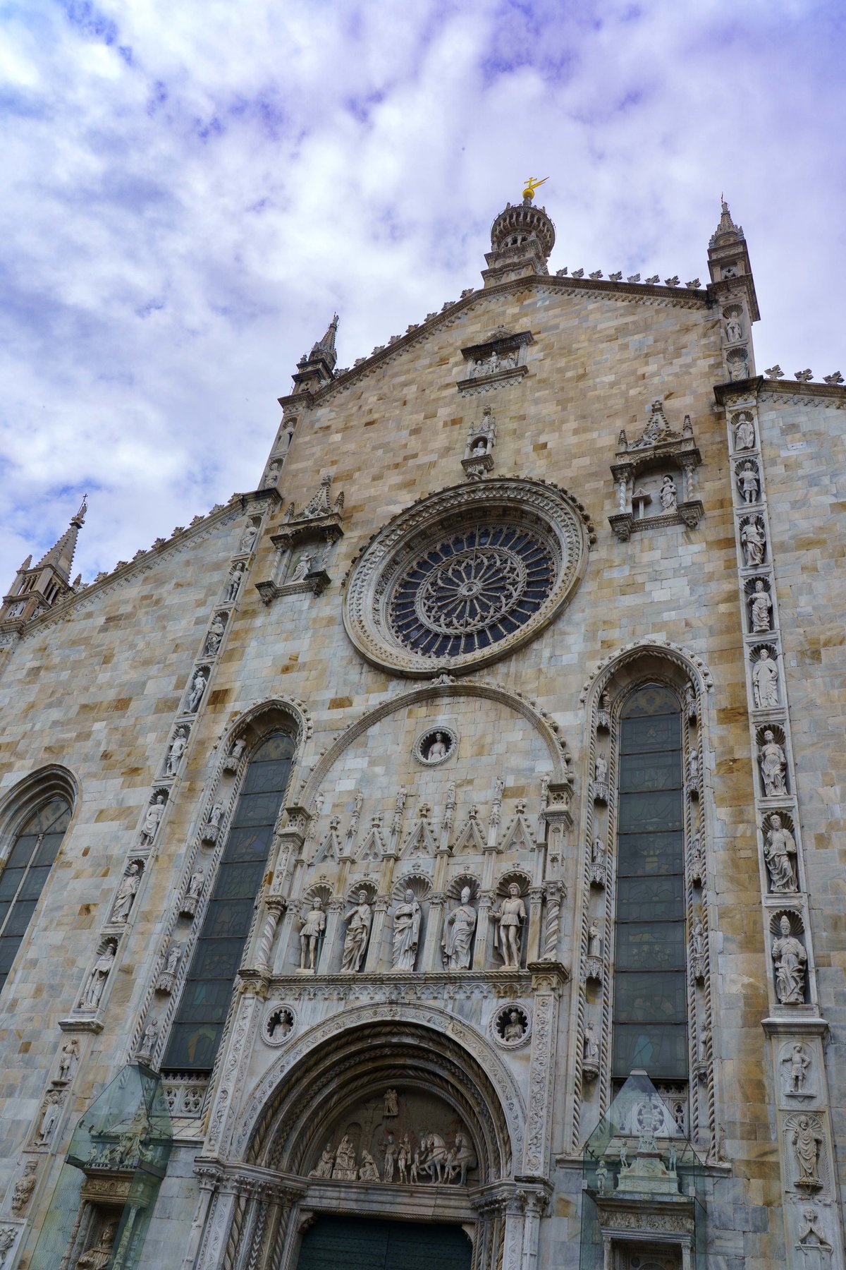 The rose window facade of the Como Cathedral