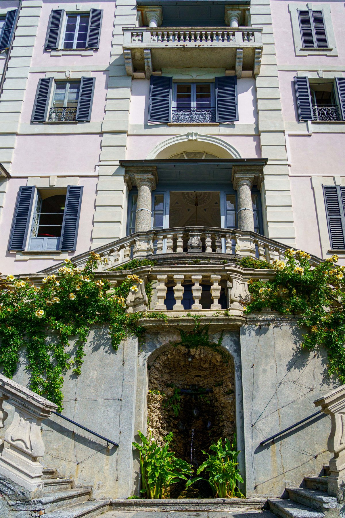 A rose-draped staircase leading up to Villa Carlotta