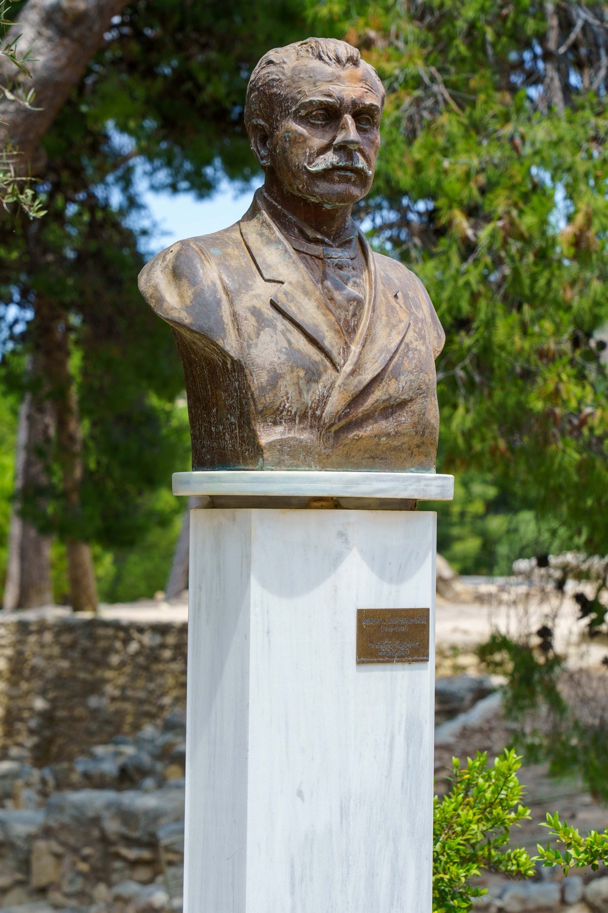 A bust of Minos Kalokairinos, the excavator who first unearthed Knossos