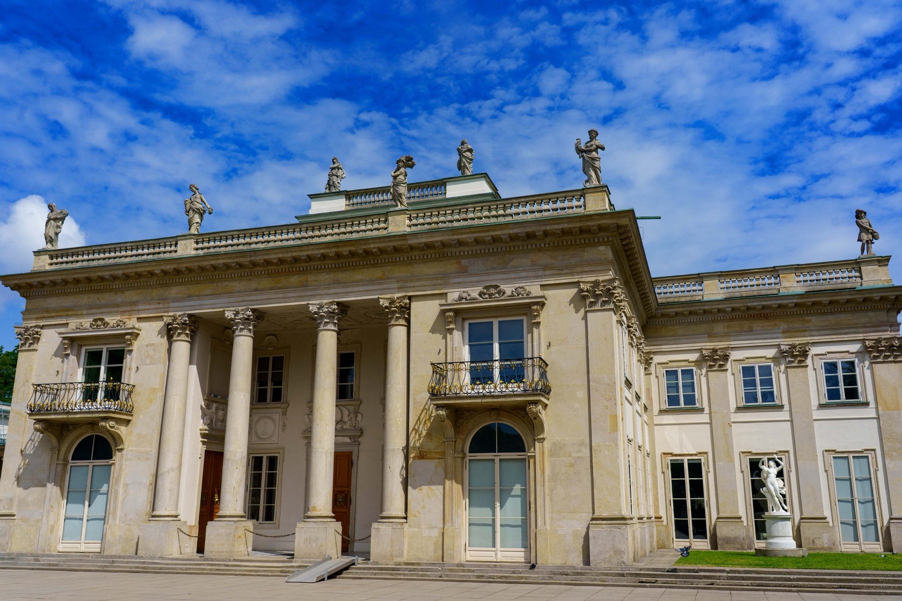 The Palace on the Isle with its roofline lined with statues, Lazienki Park
