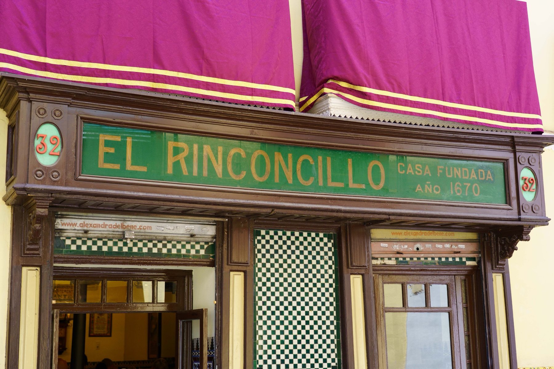 The green and gold sign of El Rinconcillo, reading Casa Fundada Año 1670