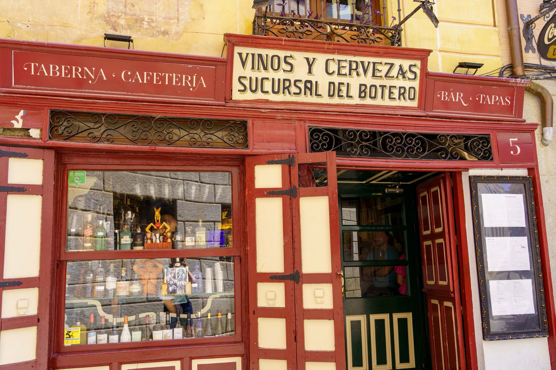 The storefront of Taberna Sucursal del Botero, a tavern in Toledo
